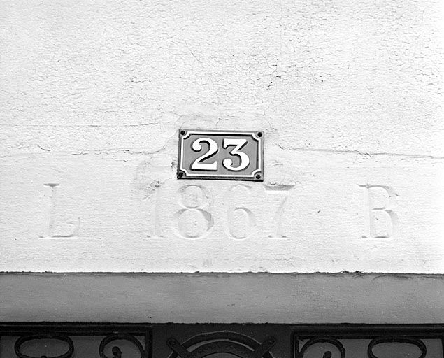 Bâtiment au n° 23 : date et initiales sur le linteau de l'entrée principale. © Région Bourgogne-Franche-Comté, Inventaire du patrimoine