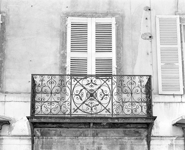 Porte-fenêtre du premier étage et balcon. © Région Bourgogne-Franche-Comté, Inventaire du patrimoine