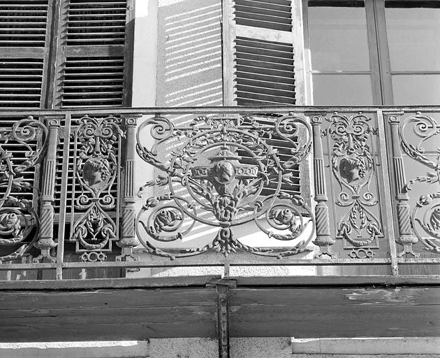 Immeuble (19e siècle) au n° 21 quai Aimé Lamy : motif central du garde-corps du balcon. Immeuble (AI 371). © Région Bourgogne-Franche-Comté, Inventaire du patrimoine