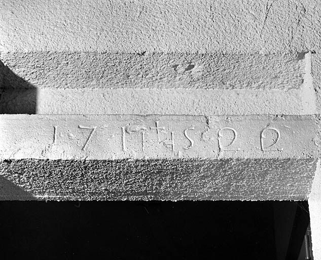 Date sur le linteau d'une porte de l'élévation postérieure. © Région Bourgogne-Franche-Comté, Inventaire du patrimoine Date sur le linteau d'une porte de l'élévation postérieure. © Région Bourgogne-Franche-Comté, Inventaire du patrimoine