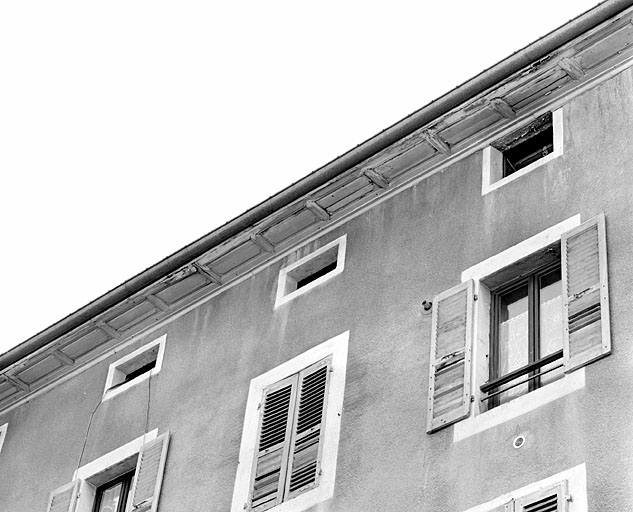 Elévation antérieure : corniche et fenêtres du comble à surcroît. © Région Bourgogne-Franche-Comté, Inventaire du patrimoine