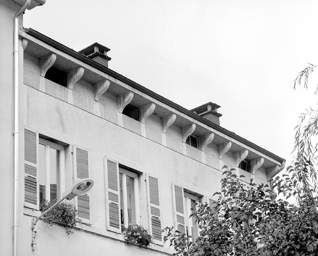 Elévation antérieure : baies du deuxième étage et du comble à surcroît, corniche et corbeaux. © Région Bourgogne-Franche-Comté, Inventaire du patrimoine