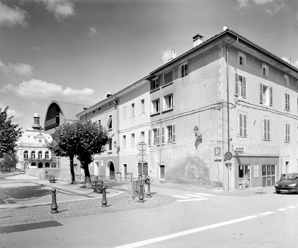 La rue des Promenades, depuis le pont de la rue Merlin (pont du Curé). © Région Bourgogne-Franche-Comté, Inventaire du patrimoine La rue des Promenades, depuis le pont de la rue Merlin (pont du Curé). © Région Bourgogne-Franche-Comté, Inventaire du patrimoine