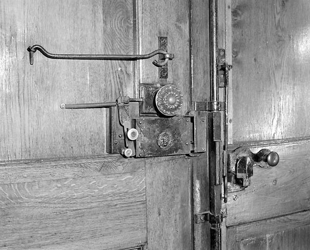 Porte principale : serrure et fermeture intérieure. © Région Bourgogne-Franche-Comté, Inventaire du patrimoine