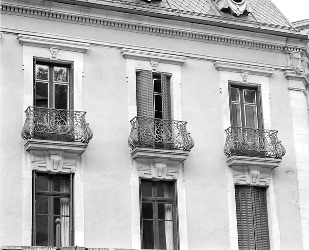 Elévation rue de la République : balcons du deuxième étage. © Région Bourgogne-Franche-Comté, Inventaire du patrimoine Elévation rue de la République : balcons du deuxième étage. © Région Bourgogne-Franche-Comté, Inventaire du patrimoine