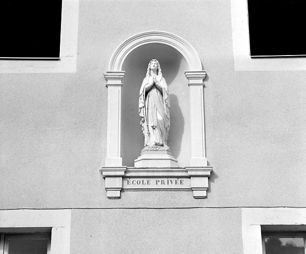 Niche et statue de la Vierge sur la façade antérieure. © Région Bourgogne-Franche-Comté, Inventaire du patrimoine Niche et statue de la Vierge sur la façade antérieure. © Région Bourgogne-Franche-Comté, Inventaire du patrimoine