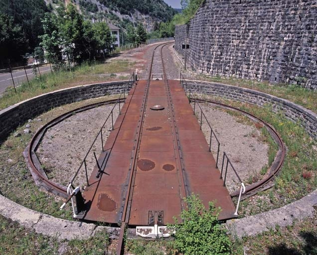 Tablier, fosse et chemin de roulement. © Région Bourgogne-Franche-Comté, Inventaire du patrimoine Tablier, fosse et chemin de roulement. © Région Bourgogne-Franche-Comté, Inventaire du patrimoine
