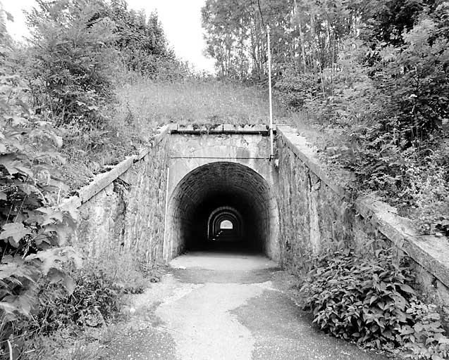 Passage souterrain (sous les voies) : tête côté centre-ville (ouest). © Région Bourgogne-Franche-Comté, Inventaire du patrimoine Passage souterrain (sous les voies) : tête côté centre-ville (ouest). © Région Bourgogne-Franche-Comté, Inventaire du patrimoine