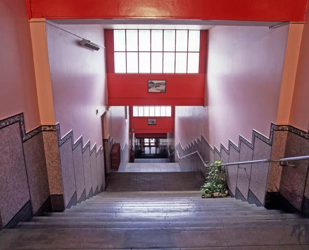 Bâtiment A : escalier monumental droit, depuis le rez-de-chaussée du bâtiment B. © Région Bourgogne-Franche-Comté, Inventaire du patrimoine Bâtiment A : escalier monumental droit, depuis le rez-de-chaussée du bâtiment B. © Région Bourgogne-Franche-Comté, Inventaire du patrimoine
