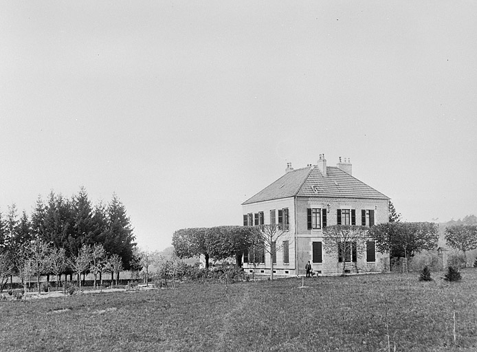 [Vue d'ensemble de la maison du directeur depuis le sud-est], 1911. © Région Bourgogne-Franche-Comté, Inventaire du patrimoine