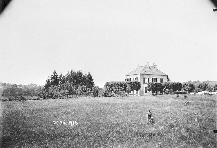 [Vue d'ensemble de la maison du directeur depuis le sud-est], 1912. © Région Bourgogne-Franche-Comté, Inventaire du patrimoine