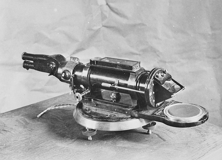 [Astrolabe à prisme avec micromètre enregistreur], 1ère moitié 20e siècle. © Région Bourgogne-Franche-Comté, Inventaire du patrimoine