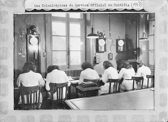 Les calculatrices du Service officiel de contrôle [dans le pavillon de la méridienne, au rez-de-chaussée, salle est], 1948. © Région Bourgogne-Franche-Comté, Inventaire du patrimoine