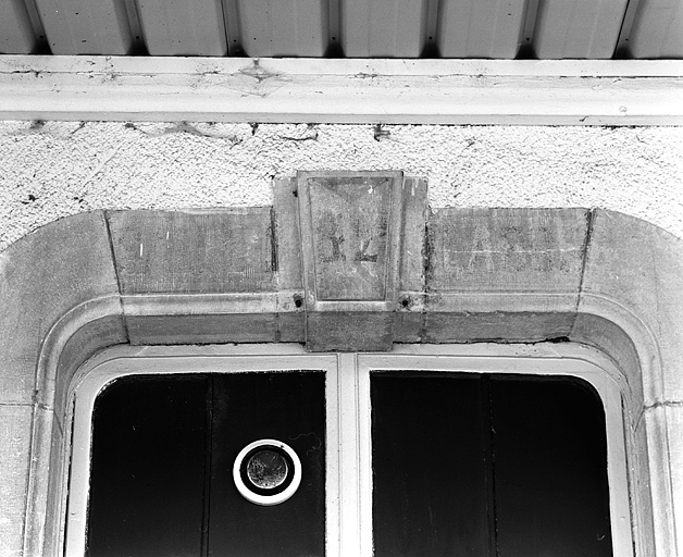 Bâtiment des voyageurs : plate-bande d'une fenêtre. © Région Bourgogne-Franche-Comté, Inventaire du patrimoine