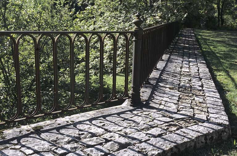 Garde-corps métallique de la cour des voyageurs. © Région Bourgogne-Franche-Comté, Inventaire du patrimoine