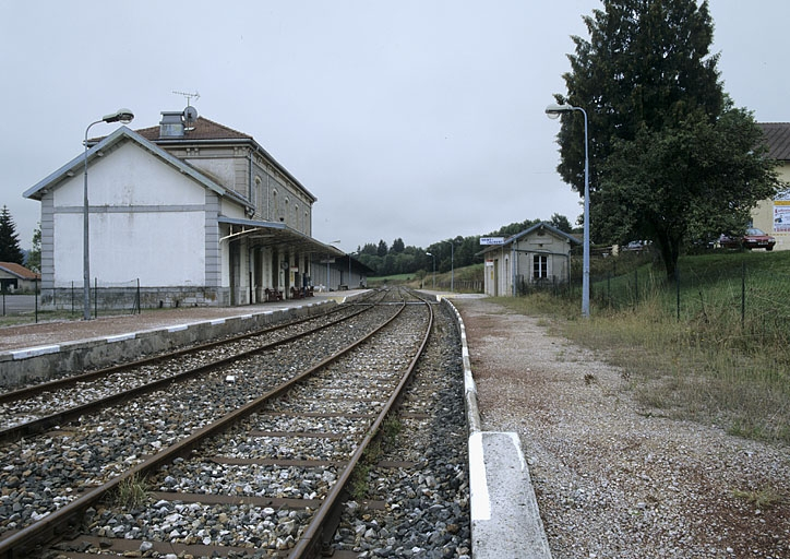 Bâtiment des voyageurs et abri : vue d'ensemble, depuis le nord (côté Andelot-en-Montagne). © Région Bourgogne-Franche-Comté, Inventaire du patrimoine
