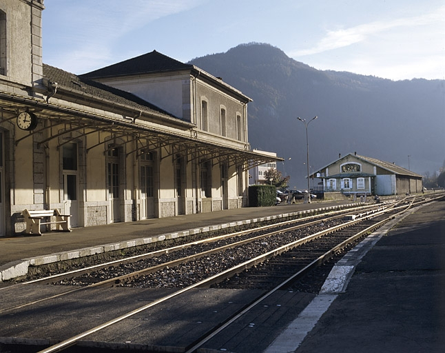 Bâtiment des voyageurs, quais et entrepôt, depuis l'abri-lampisterie. © Région Bourgogne-Franche-Comté, Inventaire du patrimoine