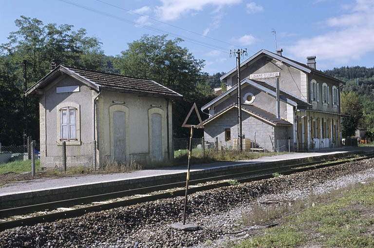 Bâtiment des voyageurs et " magasin " : façade postérieure, de trois quarts gauche. © Région Bourgogne-Franche-Comté, Inventaire du patrimoine