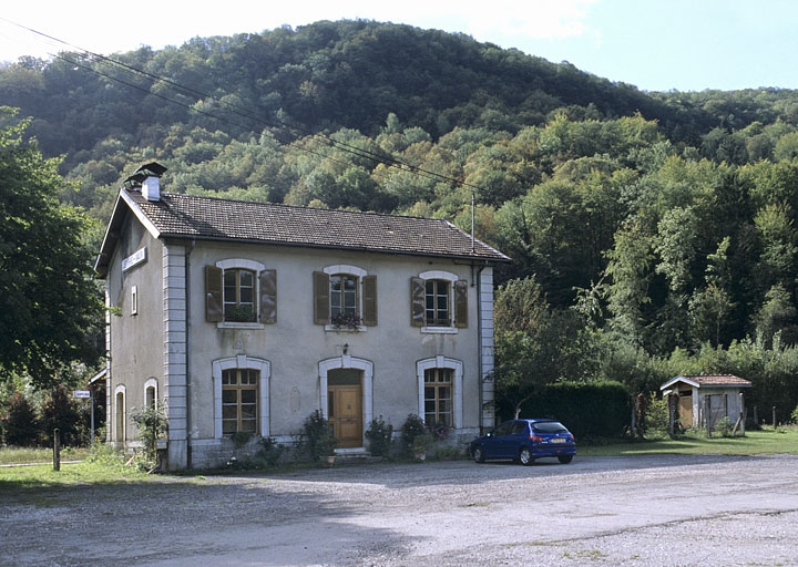 Bâtiment des voyageurs : façade antérieure, de trois quarts gauche. © Région Bourgogne-Franche-Comté, Inventaire du patrimoine