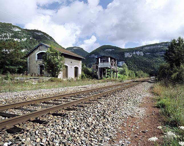 Entrepôt et silo à sciure, depuis la voie côté La Cluse (sud-ouest). © Région Bourgogne-Franche-Comté, Inventaire du patrimoine