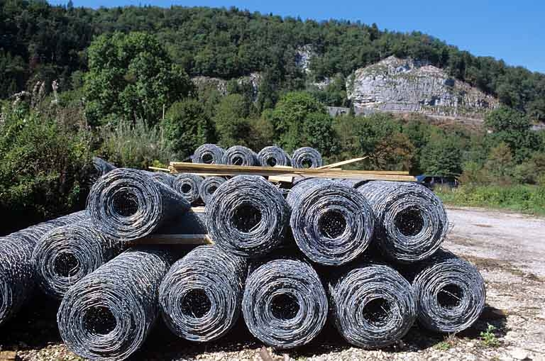 Sécurisation de paroi rocheuse à Syam : rouleaux de filets de protection. © Région Bourgogne-Franche-Comté, Inventaire du patrimoine Sécurisation de paroi rocheuse à Syam : rouleaux de filets de protection. © Région Bourgogne-Franche-Comté, Inventaire du patrimoine