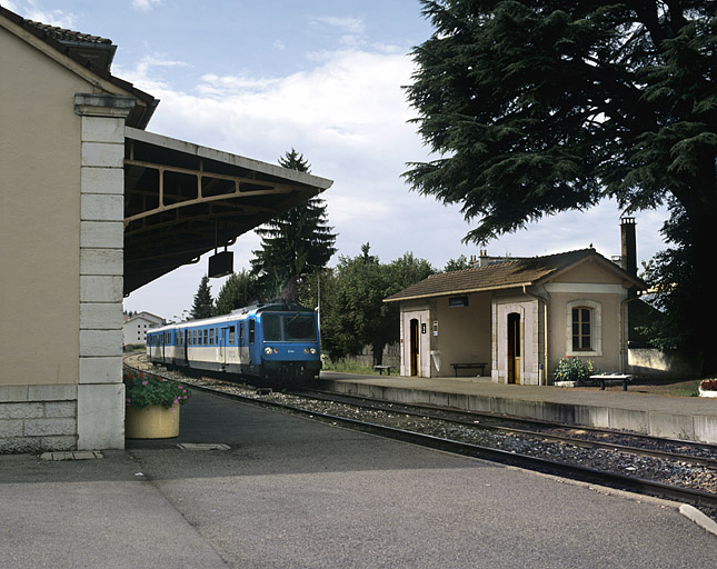 Abri de voyageurs - lampisterie et autorail RGP 1 (X 2733). © Région Bourgogne-Franche-Comté, Inventaire du patrimoine