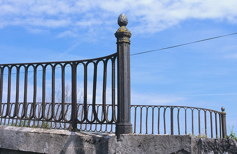Potelet ouest du garde-corps nord. © Région Bourgogne-Franche-Comté, Inventaire du patrimoine Potelet ouest du garde-corps nord. © Région Bourgogne-Franche-Comté, Inventaire du patrimoine