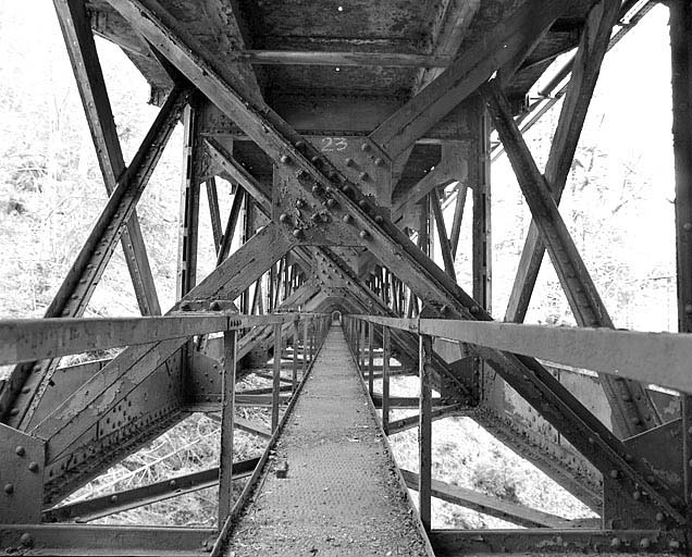Viaduc : passerelle sous le tablier. © Région Bourgogne-Franche-Comté, Inventaire du patrimoine