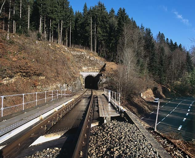 Tunnel : tête côté La Cluse, depuis la voie et le pont sur la R.N. 5. © Région Bourgogne-Franche-Comté, Inventaire du patrimoine