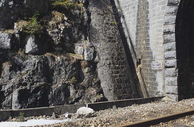 Tête côté La Cluse : descente d'eau, chantepleure et caniveau (détail). © Région Bourgogne-Franche-Comté, Inventaire du patrimoine