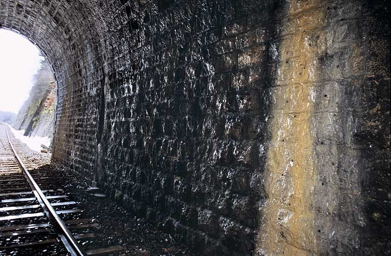 Intérieur (côté La Cluse) : appareil à bossages du mur et voile de calcite. © Région Bourgogne-Franche-Comté, Inventaire du patrimoine