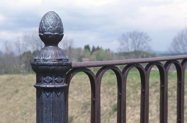 Motif d'amortissement d'un potelet du garde-corps. © Région Bourgogne-Franche-Comté, Inventaire du patrimoine