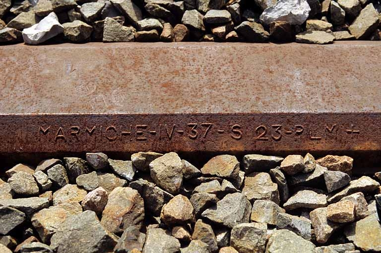 Inscription sur une traverse simple : Marmiche. Cette traverse est en place près du point kilométrique 042.500, entre le tunnel de la Savine et le passage à niveau n° 33 (commune de Morbier, Jura). © Région Bourgogne-Franche-Comté, Inventaire du patrimoine