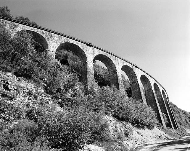 Vue en contre-plongée, depuis la route départementale n° 18. © Région Bourgogne-Franche-Comté, Inventaire du patrimoine