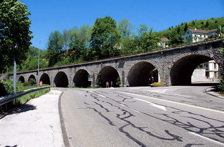 Elévation orientale, vue de trois quarts droite. © Région Bourgogne-Franche-Comté, Inventaire du patrimoine Elévation orientale, vue de trois quarts droite. © Région Bourgogne-Franche-Comté, Inventaire du patrimoine