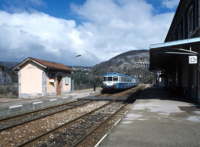 Abri de voyageurs et quai, avec autorail X 2800. © Région Bourgogne-Franche-Comté, Inventaire du patrimoine Abri de voyageurs et quai, avec autorail X 2800. © Région Bourgogne-Franche-Comté, Inventaire du patrimoine