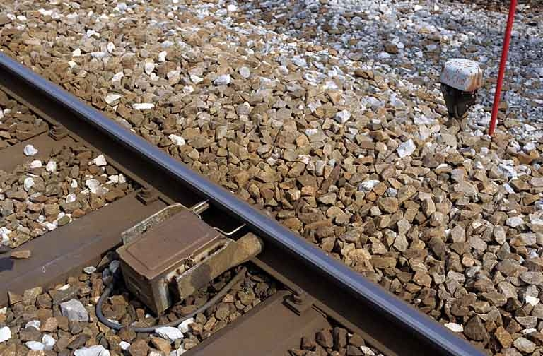 Pédale électromécanique Forfex : vue d'ensemble. Associée à un " crocodile ", cette pédale commande l'annulation de sa mise en charge lorsqu'il est pris à revers. © Région Bourgogne-Franche-Comté, Inventaire du patrimoine Pédale électromécanique Forfex : vue d'ensemble. Associée à un " crocodile ", cette pédale commande l'annulation de sa mise en charge lorsqu'il est pris à revers. © Région Bourgogne-Franche-Comté, Inventaire du patrimoine