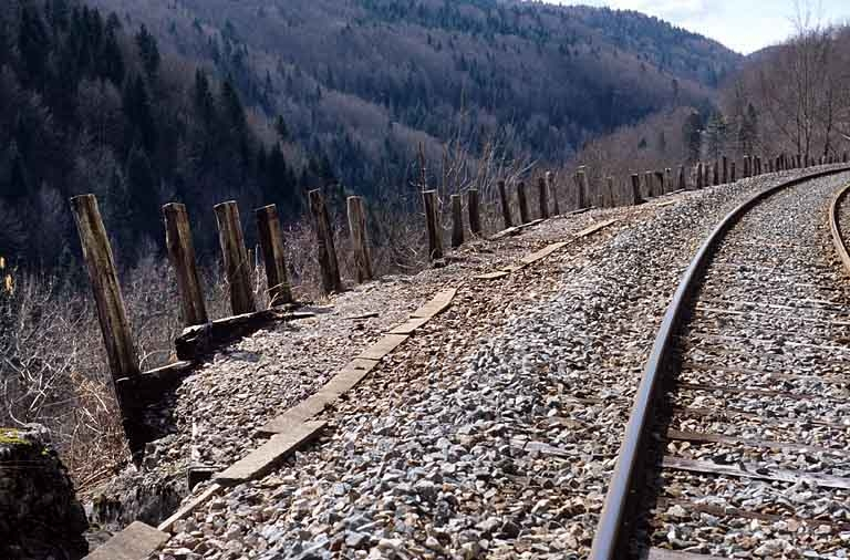 Traverses placées en soutènement de la voie côté La Cluse (sud), à la sortie du tunnel de Tancua (vers le PK 053.000). © Région Bourgogne-Franche-Comté, Inventaire du patrimoine Traverses placées en soutènement de la voie côté La Cluse (sud), à la sortie du tunnel de Tancua (vers le PK 053.000). © Région Bourgogne-Franche-Comté, Inventaire du patrimoine