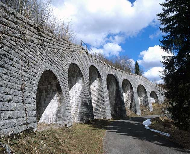 Vue d'ensemble, de trois quarts gauche. © Région Bourgogne-Franche-Comté, Inventaire du patrimoine Vue d'ensemble, de trois quarts gauche. © Région Bourgogne-Franche-Comté, Inventaire du patrimoine