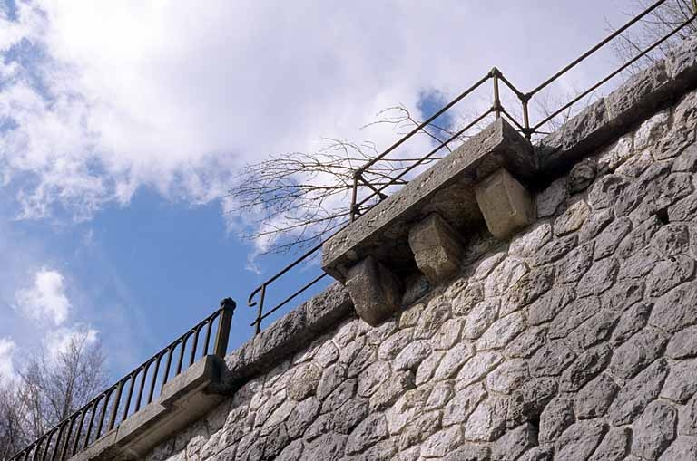 Garde-corps métalliques du mur (à droite) et du viaduc (à gauche), vus depuis la route. © Région Bourgogne-Franche-Comté, Inventaire du patrimoine