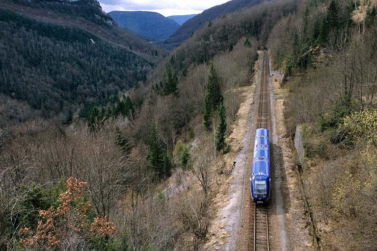 Vue d'ensemble de l'autorail à l'emplacement de l'ancienne station de Valfin-lès-Saint-Claude (commune de Saint-Claude). © Région Bourgogne-Franche-Comté, Inventaire du patrimoine