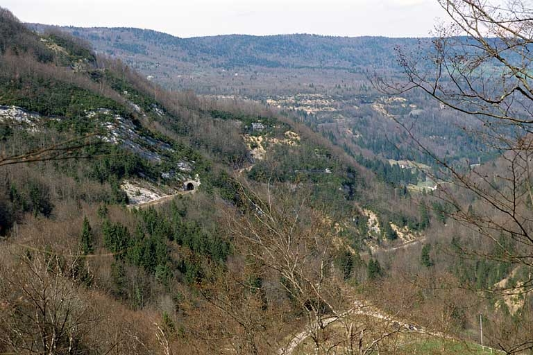 Vue d'ensemble des ouvrages et de la vallée de la Bienne, depuis le côté La Cluse (sud). © Région Bourgogne-Franche-Comté, Inventaire du patrimoine