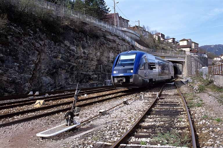 Garage d'un autorail X 73500 sur la voie 11 : refoulement sur la voie 1 (A). © Région Bourgogne-Franche-Comté, Inventaire du patrimoine