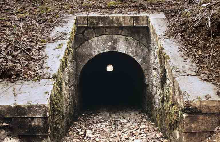 Aqueduc : tête amont (est). © Région Bourgogne-Franche-Comté, Inventaire du patrimoine Aqueduc : tête amont (est). © Région Bourgogne-Franche-Comté, Inventaire du patrimoine
