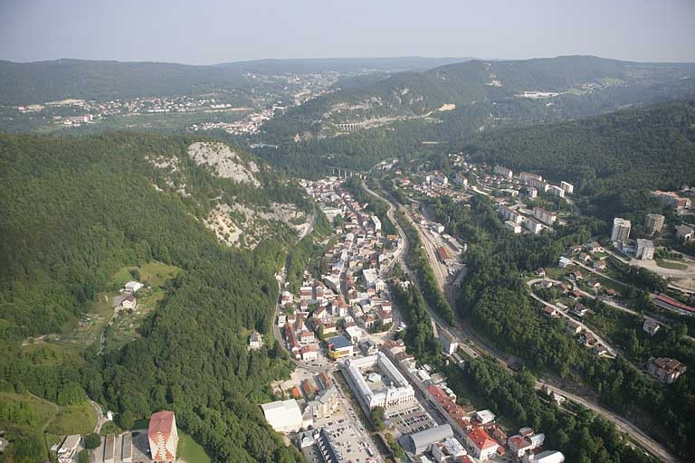 Vue aérienne du centre et du bas de la ville, depuis le sud. © Région Bourgogne-Franche-Comté, Inventaire du patrimoine Vue aérienne du centre et du bas de la ville, depuis le sud. © Région Bourgogne-Franche-Comté, Inventaire du patrimoine