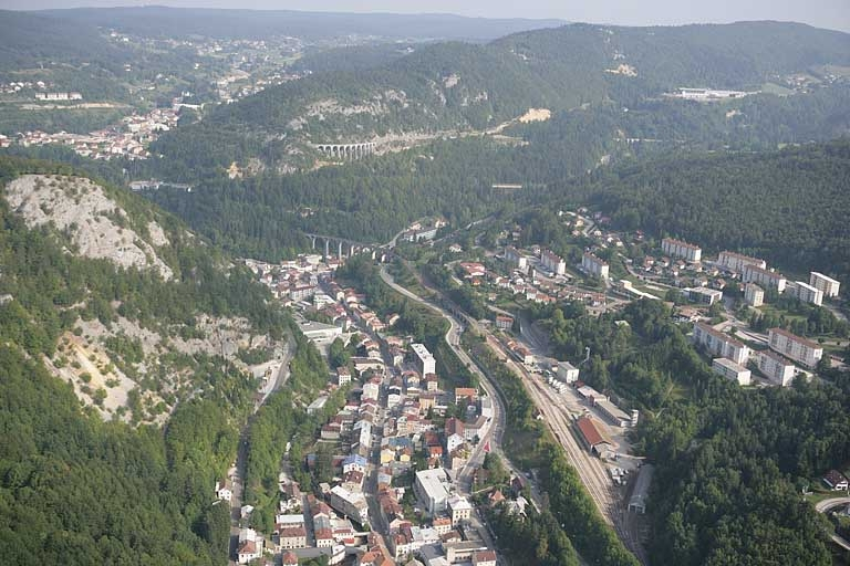 Vue aérienne de la gare et du bas de Morez, depuis le sud. © Région Bourgogne-Franche-Comté, Inventaire du patrimoine Vue aérienne de la gare et du bas de Morez, depuis le sud. © Région Bourgogne-Franche-Comté, Inventaire du patrimoine