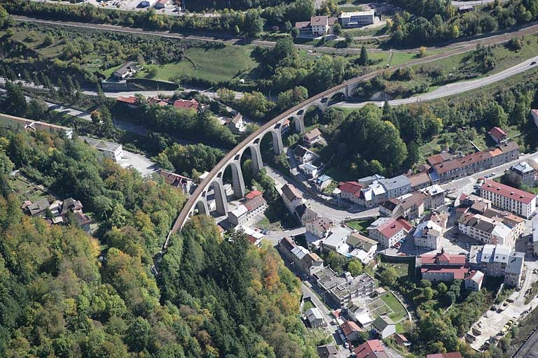 Vue aérienne rapprochée, depuis l'ouest. © Région Bourgogne-Franche-Comté, Inventaire du patrimoine Vue aérienne rapprochée, depuis l'ouest. © Région Bourgogne-Franche-Comté, Inventaire du patrimoine