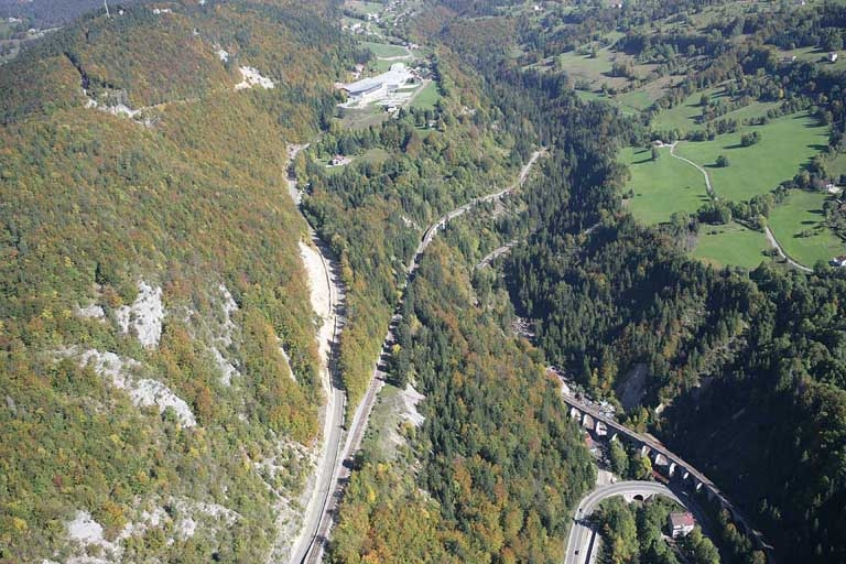 Vue aérienne des ouvrages situés entre les viaducs des Crottes et de la Source (Morbier, Bellefontaine, Morez), depuis le sud-ouest. PK de 045.200 à 048.000. © Région Bourgogne-Franche-Comté, Inventaire du patrimoine Vue aérienne des ouvrages situés entre les viaducs des Crottes et de la Source (Morbier, Bellefontaine, Morez), depuis le sud-ouest. PK de 045.200 à 048.000. © Région Bourgogne-Franche-Comté, Inventaire du patrimoine
