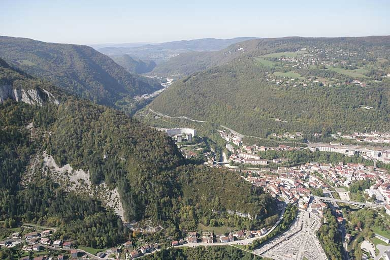 Vue aérienne de la voie et de la vallée de la Bienne à Saint-Claude, depuis l'est. PK 073.000 à 075.000. © Région Bourgogne-Franche-Comté, Inventaire du patrimoine Vue aérienne de la voie et de la vallée de la Bienne à Saint-Claude, depuis l'est. PK 073.000 à 075.000. © Région Bourgogne-Franche-Comté, Inventaire du patrimoine