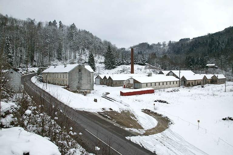 Vue d'ensemble, depuis l'ouest, sous la neige. © Région Bourgogne-Franche-Comté, Inventaire du patrimoine Vue d'ensemble, depuis l'ouest, sous la neige. © Région Bourgogne-Franche-Comté, Inventaire du patrimoine